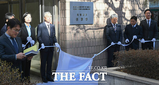 '2차 종합특검' 특별검사 사무소 현판식이 25일 오전 경기 과천시 별양동 영덕개발빌딩 앞에서 열리고 있다. 왼쪽부터 지원단장 함찬신, 특별검사보 김지미, 특별검사보 권창영, 특별검사보 권영빈, 특별검사보 김정민, 특별검사보 진을종. /박상민 인턴기자