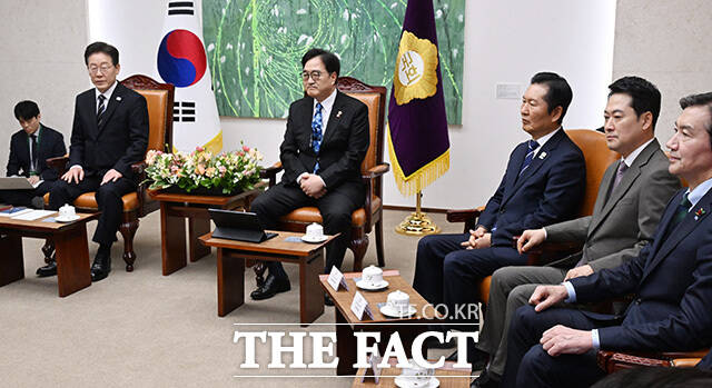 우원식 국회의장 및 여야 대표와 환담하는 이재명 대통령(왼쪽). /국회사진기자단