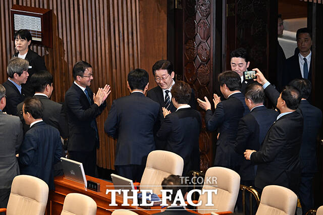 이재명 대통령이 2일 서울 여의도 국회 본회의장에서 중동 사태 대응 등을 위한 추가경정예산안에 대한 시정연설을 하고 있다. /국회=배정한 기자