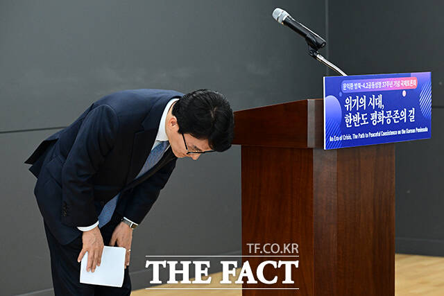 김민석 국무총리가 박승렬 한반도평화행동 명예대표와 악수하고 있다.