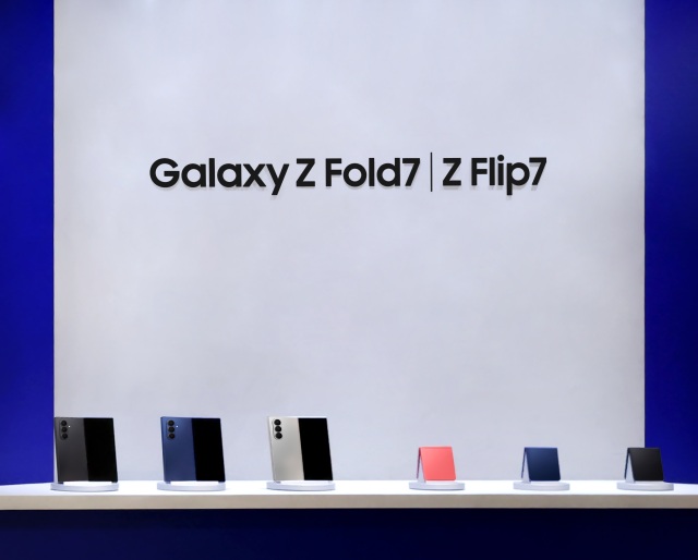 삼성전자가 최근 환율 상승과 메모리 반도체 등 주요 부품 가격 상승에 따라 지난해 출시한 플래그십 스마트폰 '갤럭시S25엣지', '갤럭시Z플립7', '갤럭시Z폴드7' 등의 고용량 제품의 가격을 인상했다. /삼성전자