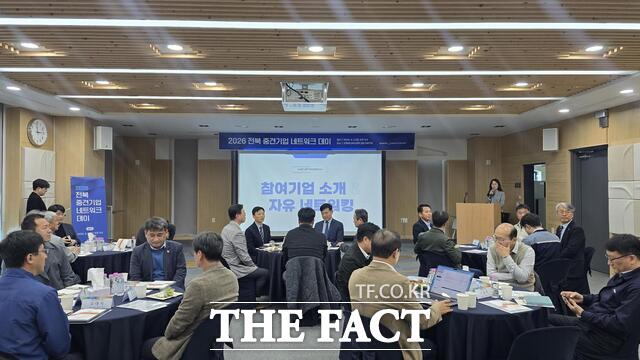 2일 전북테크비즈센터에서 전북도 중견기업 네트워크 데이에서 참석자들이 중견기업 지원정책 및 동향 등에 대해 설명을 듣고 있다. /전북도