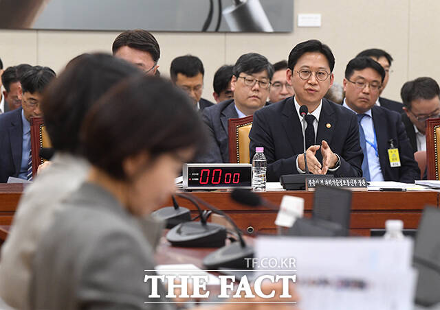 배경훈 부총리 겸 과학기술정보통신부 장관이 2일 오후 서울 여의도 국회에서 열린 과학기술정보방송통신위원회 전체회의에 출석해 2026년도 제1회 추가경정예산안 관련 의원 질의에 답변을 하고 있다. /국회=박상민 기자