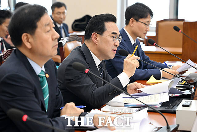 의원 질의에 답하는 박홍근 기획예산처 장관(가운데).