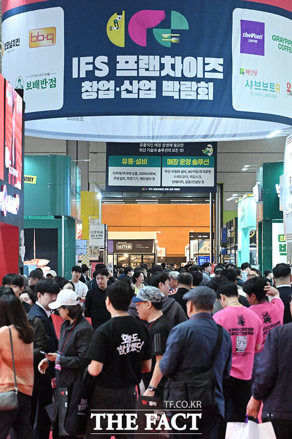 2026 상반기 IFS 프랜차이즈 창업·산업 박람회가 2일 오전 서울 강남구 코엑스에서 개막한 가운데 관람객들이 전시장을 둘러보고 있다. /김성렬 기자