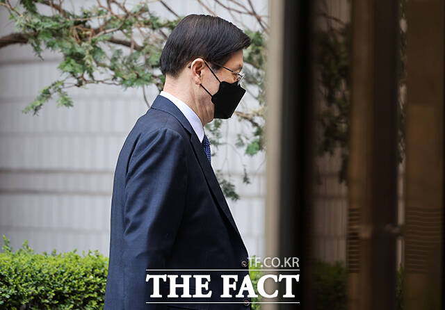 윤석열 전 대통령에 대한 체포영장 집행을 방해한 혐의를 받는 박종준 전 대통령경호처장이 2일 오전 서울 서초구 서울중앙지방법원에서 열린 첫 공판에 출석하고 있다. /남윤호 기자