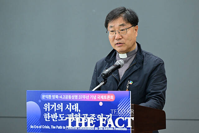 김민석 국무총리가 박승렬 한반도평화행동 명예대표와 악수하고 있다.