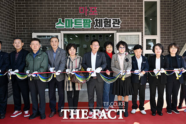 박강수 마포구청장(가운데)를 비롯한 내빈들이 '마포 스마트팜 체험관' 준공식에서 커팅식을 하고 있다.