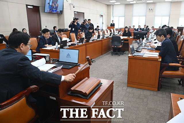 회의 주재하는 권칠승 행정안전위원회 신임 위원장.