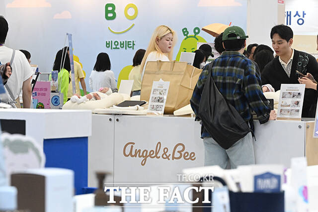 제49회 베페 베이비페어가 2일 오전 서울 강남구 코엑스에서 개막한 가운데 전시장은 관람객들로 붐비고 있다. /김성렬 기자