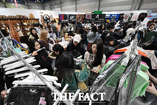 2026 서울국제불교박람회 & 제14회 붓다아트페어가 2일 오전 서울 강남구 코엑스에서 개막한 가운데 관람객들이 불교 관련 상품을 살펴보고 있다. /김성렬 기자