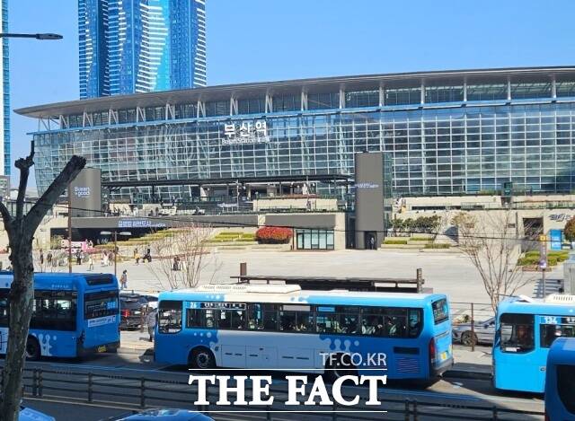 부산역 인근에서 30년째 미용실을 운영 중인 곽 모(70대·여) 씨는 이재명 정부의 경제 정책을 비판하며 국민의힘 후보에게 표를 줘야겠다고 말했다. 사진은 부산역 일대 전경. /서다빈 기자