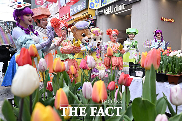 '에버랜드 튤립축제' 개막을 이틀 앞둔 18일 오후 서울 중구 에잇세컨즈 명동점 앞에서 에버랜드 캐릭터와 공연 연기자들이 포즈를 취하고 있다. /김성렬 기자