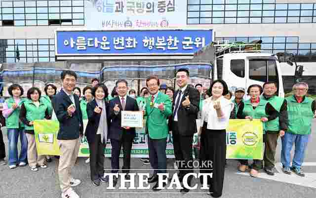 군위군 새마을회가 1일 군청에서 국내 대표 온라인 서점 예스24와 함께 도서 후원 전달식을 열고 총 5만 2000권의 도서를 후원받았다. /군위군