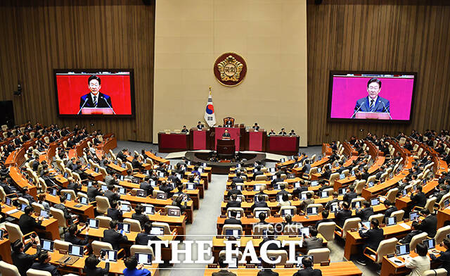 이재명 대통령이 2일 서울 여의도 국회 본회의장에서 중동 사태 대응 등을 위한 추가경정예산안에 대한 시정연설을 하고 있다. /배정한 기자