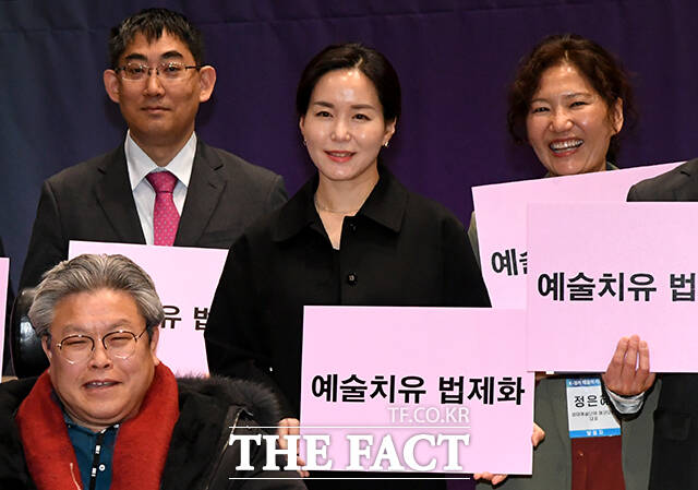 이주영 개혁신당 의원(가운데)이 2일 오후 서울 여의도 국회 의원회관에서 열린 '문화강국 대한민국 K-컬처 예술의 치유적 역할' 심리상담예술영역단체협의회 연합 학술대회 및 정책토론회에 참석해 기념사진을 찍고 있다. /국회=박상민 기자