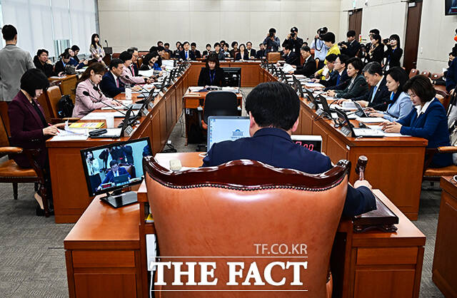 안건 상정하는 소병훈 복지위원장.