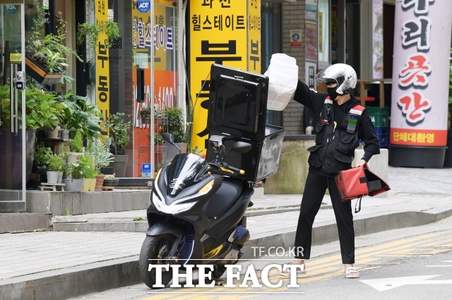 2일 보건복지부에 따르면 국민연금료 인상으로 보험료를 전액 부담하는 배달기사 등 특수고용(특고)·플랫폼 노동자들 부담이 커졌지만 고용보험이나 산재보험 등에서 실시하는 사업장 가입자 전환은 중장기 과제로 기약 없는 상황이다. 사진은 2020년 9월 11일 경기도 과천 시내의 한 거리에서 배달 라이더 모습. /더팩트