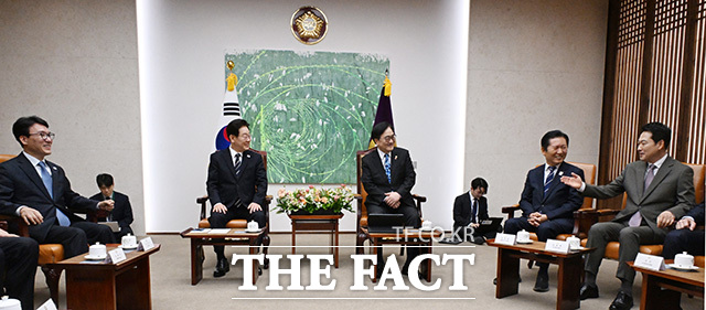 우원식 국회의장 및 여야 대표와 환담하는 이재명 대통령(왼쪽). /국회사진기자단