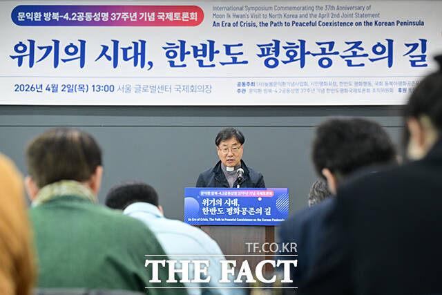 김민석 국무총리가 박승렬 한반도평화행동 명예대표와 악수하고 있다.