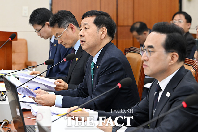 추경 관련 질의에 답하는 구윤철 부총리 겸 재정경제부 장관(왼쪽 세 번째).