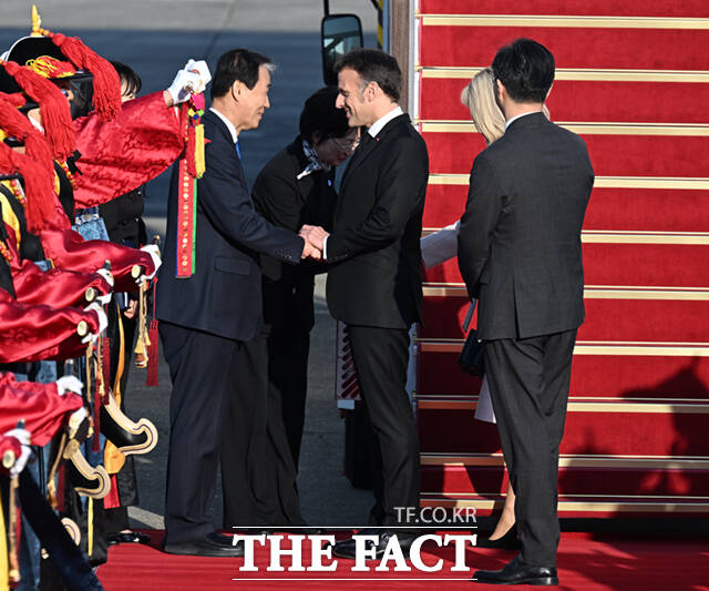 에마뉘엘 마크롱 프랑스 대통령 부부가 2일 오후 경기 성남시 서울공항에 도착해 권오을 국가보훈부 장관의 영접을 받고 있다. /서울공항=이새롬 기자