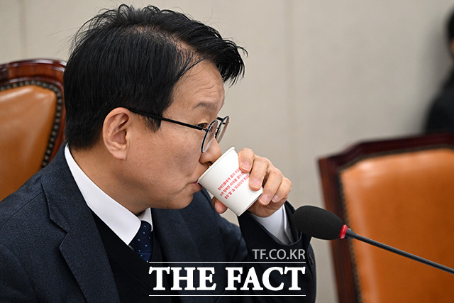 회의 주재하는 권칠승 행정안전위원회 신임 위원장.