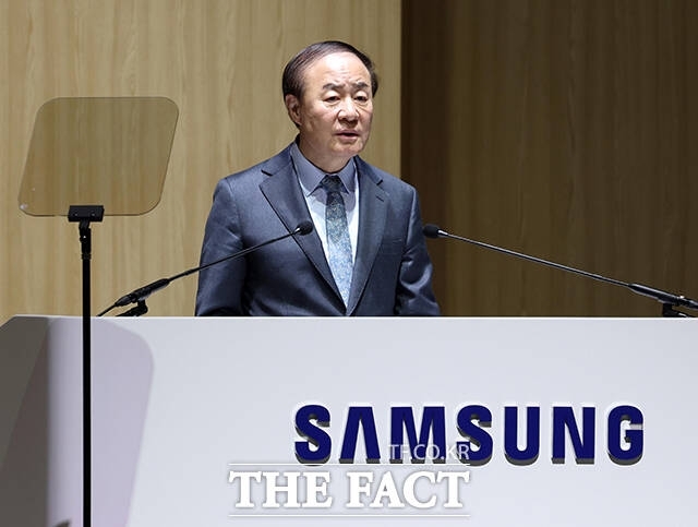 노조는 전영현 대표이사 부회장이 직접 교섭에 임해야 한다는 입장이다. 사진은 지난달 18일 경기 수원 수원컨벤션센터에서 열린 제57기 삼성전자 정기 주주총회에 참석한 전 부회장. /임영무 기자