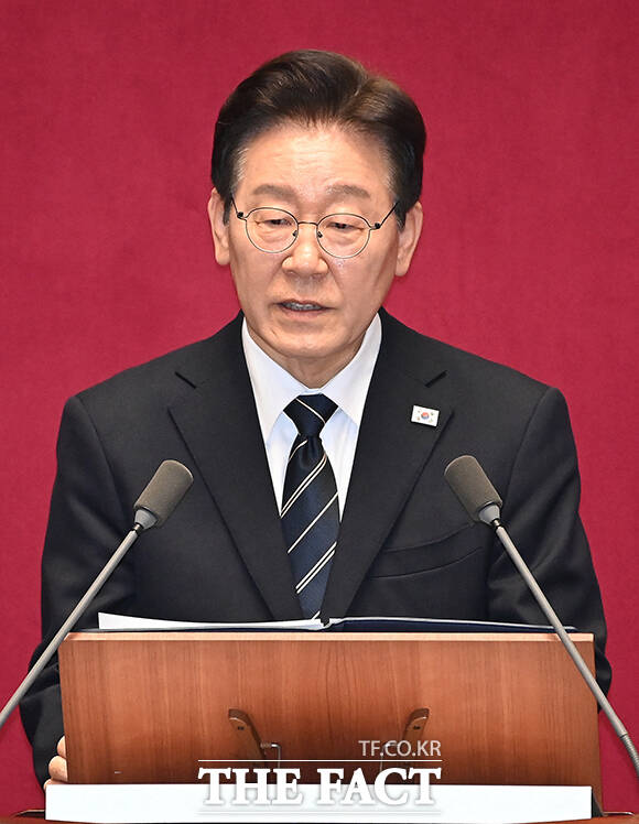 이재명 대통령이 2일 서울 여의도 국회 본회의장에서 중동 사태 대응 등을 위한 추가경정예산안에 대한 시정연설을 하고 있다. /국회=배정한 기자