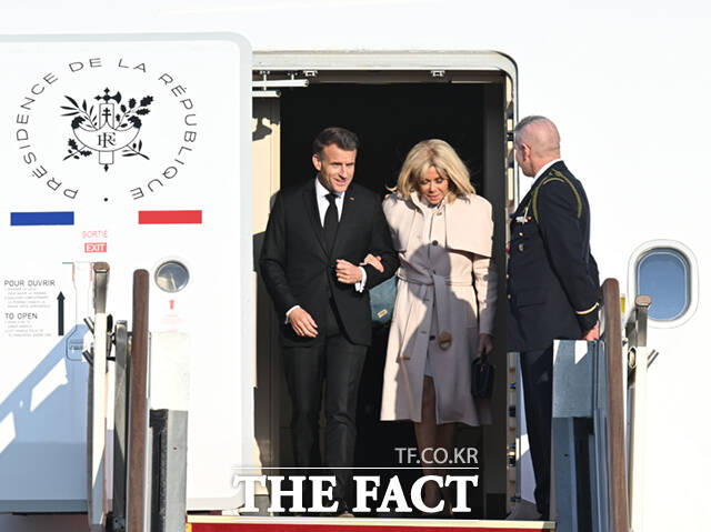 에마뉘엘 마크롱 프랑스 대통령 부부가 2일 오후 경기 성남시 서울공항에 도착해 권오을 국가보훈부 장관의 영접을 받고 있다. /서울공항=이새롬 기자