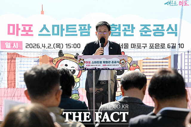 박강수 마포구청장(가운데)를 비롯한 내빈들이 '마포 스마트팜 체험관' 준공식에서 커팅식을 하고 있다.