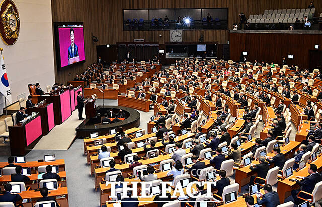 이재명 대통령이 2일 서울 여의도 국회 본회의장에서 중동 사태 대응 등을 위한 추가경정예산안에 대한 시정연설을 하고 있다. /국회=배정한 기자