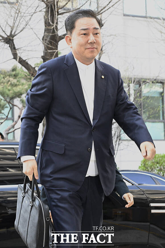 하차하고 있는 김 의원.