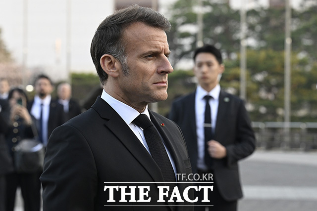 마크롱 대통령이 참전비를 바라보고 있다.