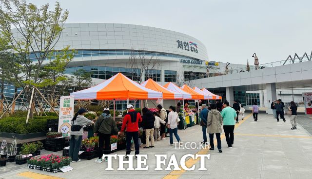 지난해 세종포천고속도로 처인휴게소에서 운영된 로컬푸드 직거래 장터 모습 /용인시