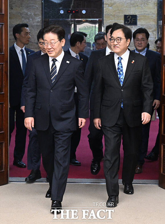 우원식 국회의장 및 여야 대표와 환담하는 이재명 대통령(왼쪽). /국회사진기자단
