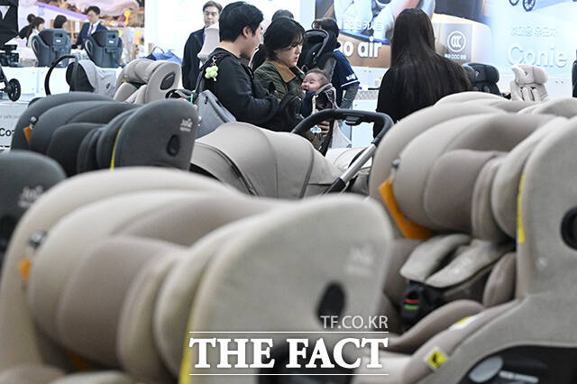 제49회 베페 베이비페어가 2일 오전 서울 강남구 코엑스에서 개막한 가운데 전시장은 관람객들로 붐비고 있다. /김성렬 기자