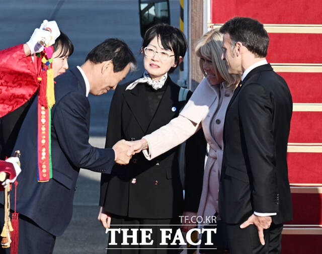 에마뉘엘 마크롱 프랑스 대통령 부부가 2일 오후 경기 성남시 서울공항에 도착해 권오을 국가보훈부 장관의 영접을 받고 있다. /서울공항=이새롬 기자