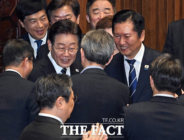 이재명 대통령이 2일 서울 여의도 국회 본회의장에서 중동 사태 대응 등을 위한 추가경정예산안에 대한 시정연설을 하고 있다. /국회=배정한 기자