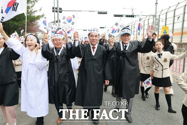 계룡시가 1일 두마초에서 '두계장터 4·1 독립만세운동 재현행사'를 개최했다. /계룡시