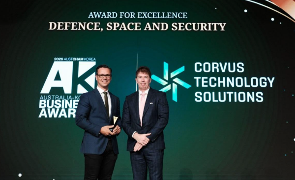 로스 그레고리 주한 호주상공회의소 회장(오른쪽)이 닉 윌리엄스 코버스 CEO(왼쪽)에게 상을 수여하고 있다. /한화에어로스페이스