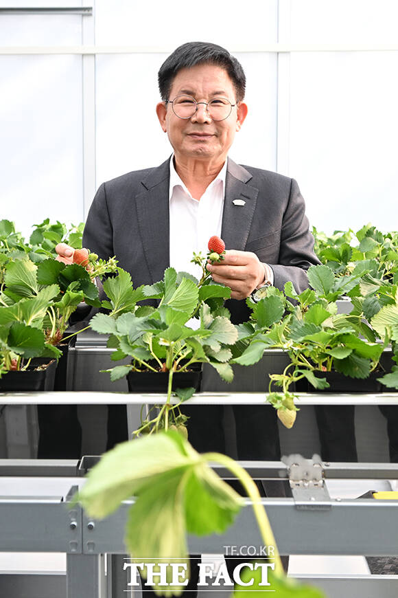 박강수 마포구청장(가운데)를 비롯한 내빈들이 '마포 스마트팜 체험관' 준공식에서 커팅식을 하고 있다.