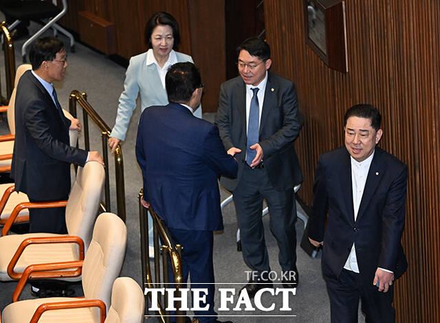 김병기 무소속 의원이 2일 오후 서울 여의도 국회에서 열린 본회의에 참석해 이춘석 무소속 의원(왼쪽)과 인사를 하고 있다. /국회=배정한 기자