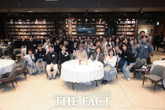 최민호 세종시장이 1일 조치원 1927 아트센터에서 새내기 공무원들과 함께 문화 공연을 즐기고 소통의 자리를 가졌다. /세종시