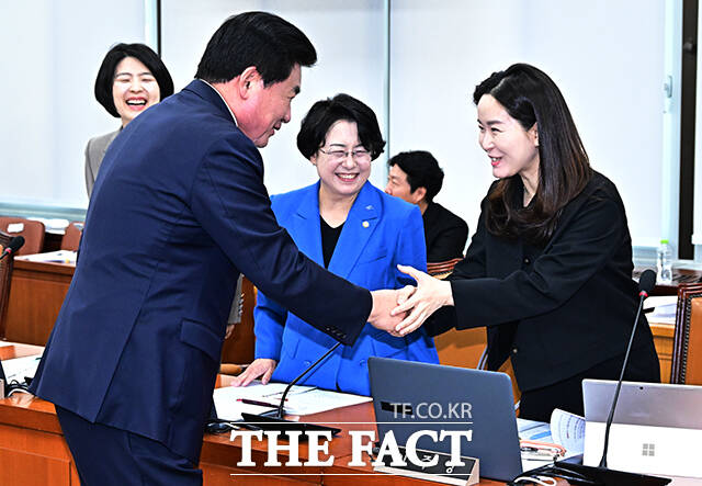 이주영 개혁신당 의원과 인사하는 소병훈 복지위원장.