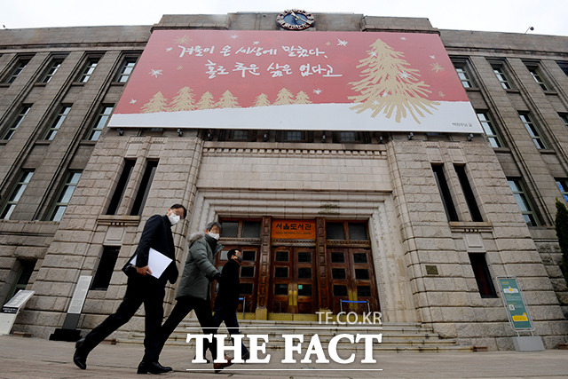 '외로움안녕120'은 향후 대면 상담까지 확장될 예정이다. 사진은시민들이 꿈새김판 앞으로 지나가고 있는 모습으로 기사의 특정 사실과 무관하다. /더팩트 DB