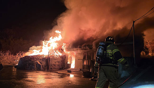 1일 오후 9시 18분쯤 김천시 지례면 신평리에서도 주택 화재가 발생해 소방 추산 약 2200여만 원의 재산피해가 났다. /경북소방본부