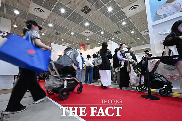 제49회 베페 베이비페어가 2일 오전 서울 강남구 코엑스에서 개막한 가운데 전시장은 관람객들로 붐비고 있다. /김성렬 기자