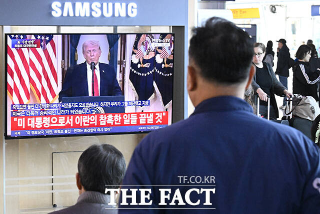 한국 정부는 도널드 트럼프 미국 대통령 발언에 신중한 대응 기조를 유지하고 있다. 사진은 2일(한국시간) 서울 중구 서울역 대합실에서 시민들이 트럼프 대통령의 대국민 연설 중계 방송을 시청하고 있는 모습. /송호영 기자