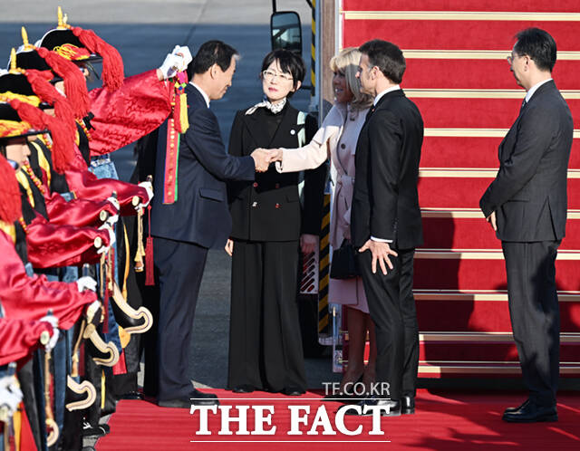 에마뉘엘 마크롱 프랑스 대통령 부부가 2일 오후 경기 성남시 서울공항에 도착해 권오을 국가보훈부 장관의 영접을 받고 있다. /서울공항=이새롬 기자